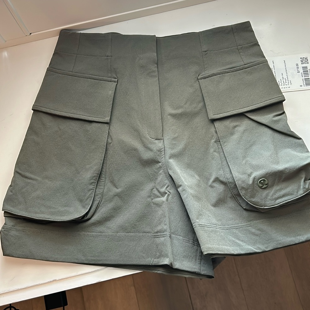 Lululemon Relaxed fit Cargo Shorts 4 inch sz 0 NWT!